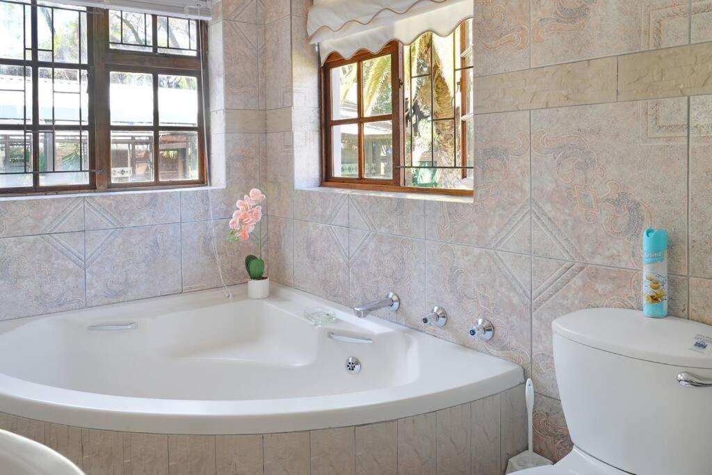 Mawethu Peaceful Garden With Covered Pool And Braai Area Cape Town Exterior photo